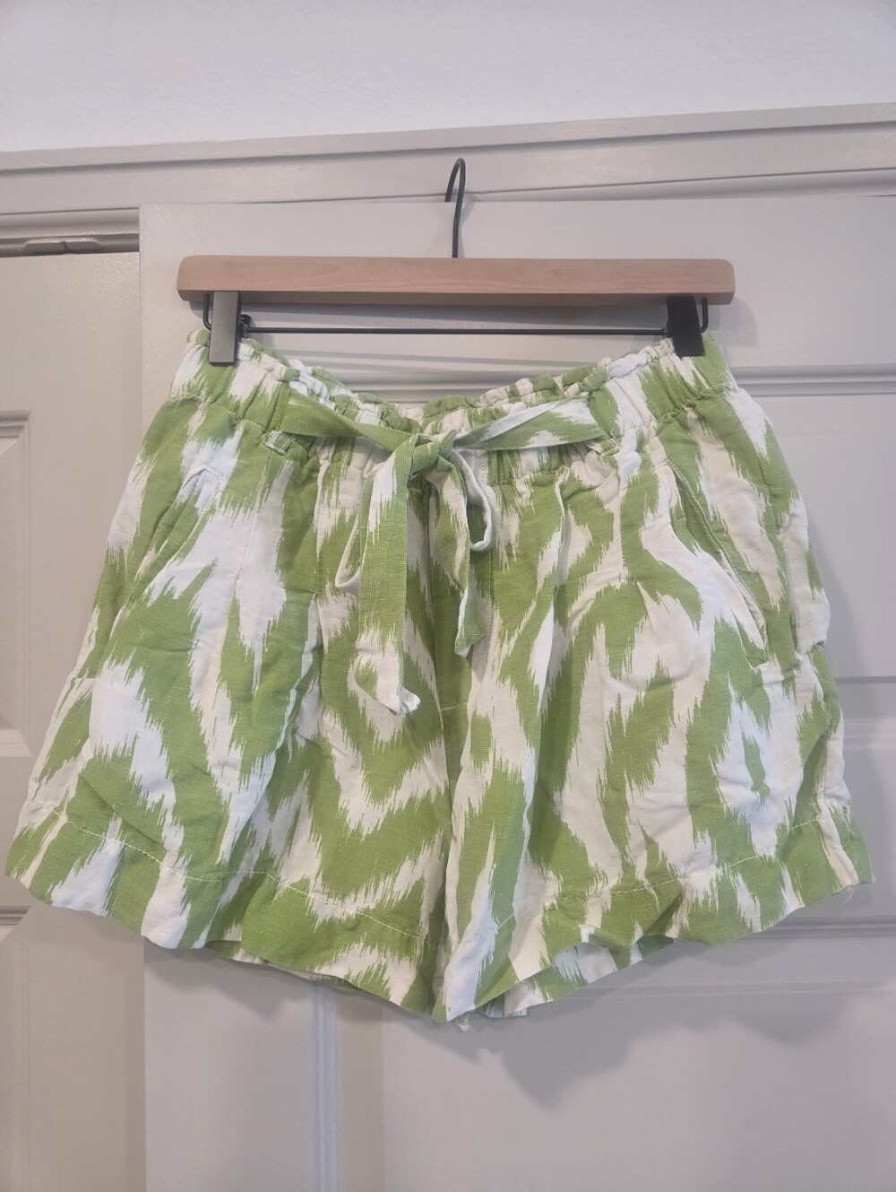 Anthropologie Women's Green Patterned Tie-Waist Shorts